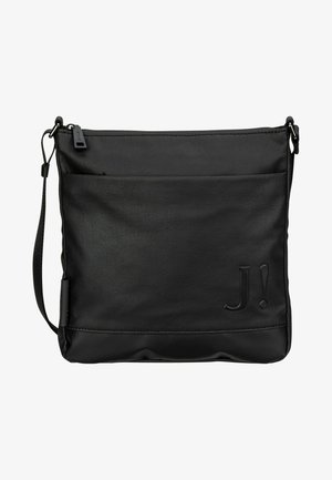 Černá crossbody taška vyrobená z texturované tkaniny s hladkým spodním panelem, která má výrazné embosované logo "J!" a nastavitelný popruh.