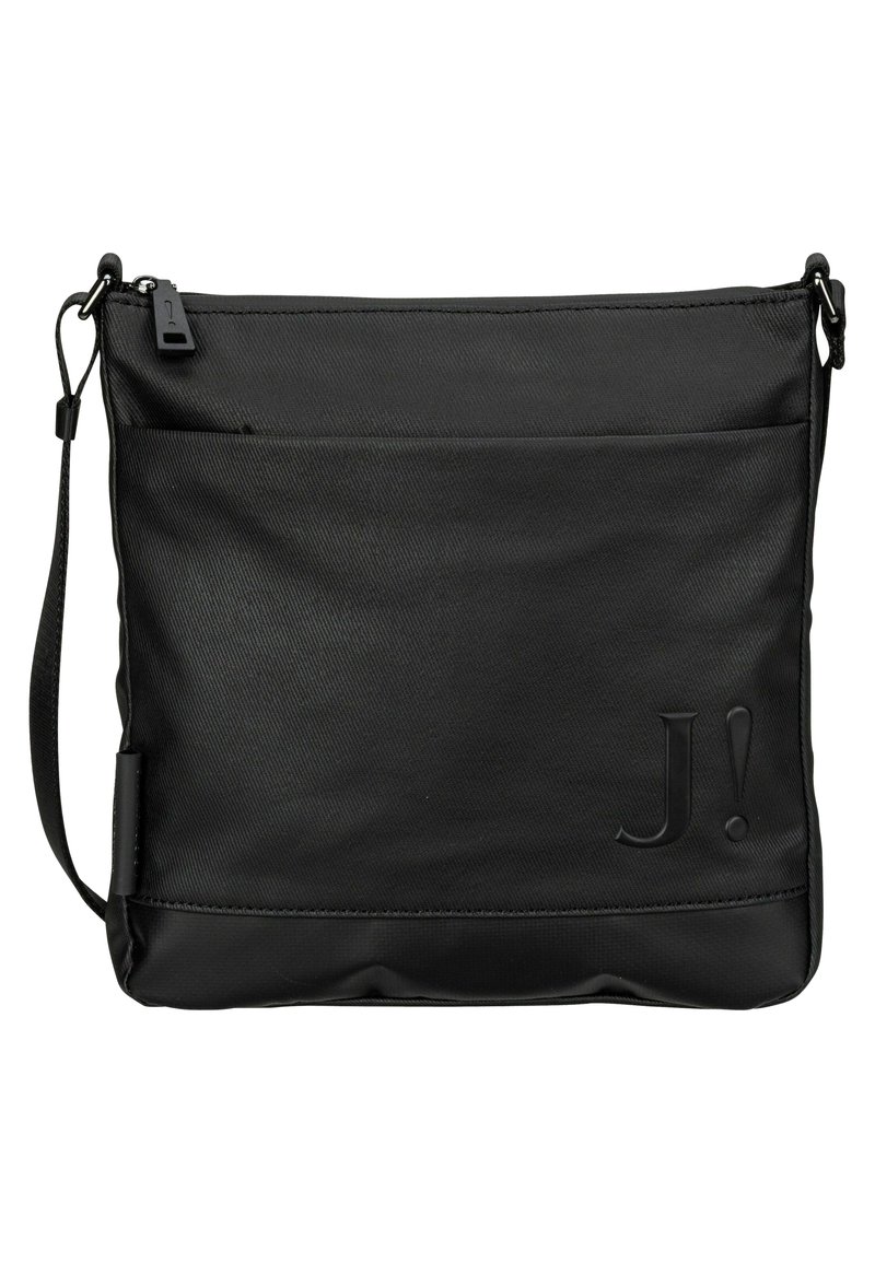 Borsa a tracolla nera realizzata in tessuto testurizzato con un pannello inferiore liscio, caratterizzata da un grande logo in rilievo "J!" e una tracolla regolabile.