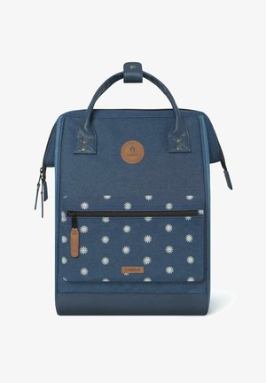 Blauer Stoffrucksack mit einer strukturierten Oberfläche, mit floralem Muster, Lederakzenten, Oberhandgriff und vorderer Reißverschlusstasche.