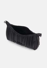 Sac en cuir noir avec un design plissé et une fermeture éclair. Présente une texture lisse et un tirette de zip à une extrémité pour un accès facile.