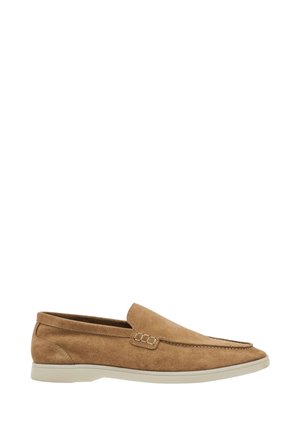 Lysebrun ruskind slip-on loafer med syningsdetaljer og hvid gummisål, vist fra højre side på en hvid baggrund.