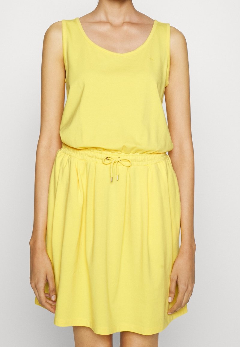 Gul tankklänning i mjuk bomull, med rund halsringning, samlad midja med dragsko och en utsvängd kjol.
