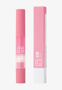 Roze oogglans in een heldere tube met een roze dop. De doos heeft een bijpassende roze kleur met witte tekst en logo. Strak, minimalistischer ontwerp.
