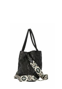 Zwarte leren draagtas met geweven handvatten, met een geometrisch gequilt ontwerp en een gestreepte crème- en zwarte verstelbare schouderriem.