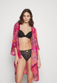 Roze ziedu kimono ar platām piedurknēm, caurspīdīga tekst�ūra, slāņota auduma, un sarežģīts melns mežģīņu bikini ar izgriezumiem.