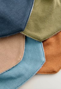 Mostre de țesături în forme hexagonale variate: albastru închis, verde măsliniu, albastru deschis, bej și portocaliu ruginit, care prezintă materiale din bumbac texturat.