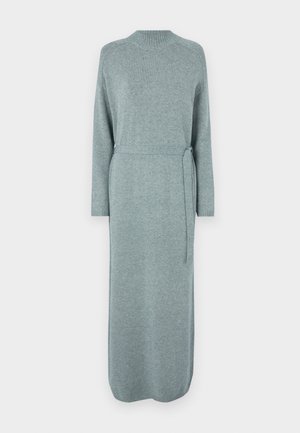 Pikk, helesinise-halliga kudum dresses, ringkäe, pikkade varrukate, vöödiga talje ning soonikuga mansettide ja äärega, millel on sile tekstuur.