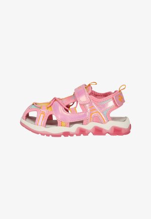 Vaaleanpunainen ja keltainen lasten urheilusandaali, jossa on suljettu kärki, säädettävät tarranauhakiinnitykset ja paksu valkoinen ja vaaleanpunainen ulkopohja.