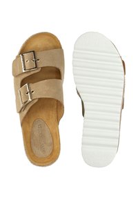 Braune Wildledersandalen mit zwei verstellbaren Riemen und silbernen Schnallen, strukturiertes weißes Gummisohle mit einem geriffelten Muster, flaches Design.