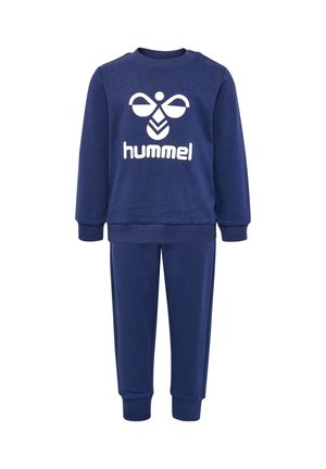 Marineblauwe trainingsbroek gemaakt van zachte stof, met een sweatshirt met ronde hals en een wit logo, en bijpassende taps toelopende broekspijpen met boorden.