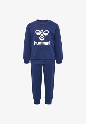 Marineblå træningsdragt lavet af blødt stof, der omfatter en sweatshirt med rund hals og et hvidt logo samt matchende tapered bukser med ribkant.