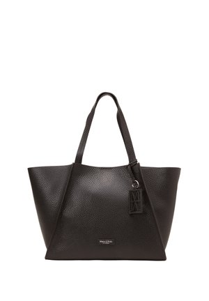 Sac cabas en cuir noir texturé avec deux poignées et une petite étiquette de marque rectangulaire accrochée sur le côté.
