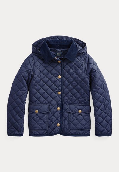 Marineblå quilted jakke med hette, gullknappdetaljer, to frontlommer og kordfløyelskrage. Glatt tekstur, lett design.
