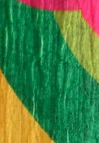 Tekstuuriga kangas, millel on julged värvid: roheline, roosa ja kollane kaarekujulistes mustrites. Materjal näib paberilaadne, nähtavate kortsudega.