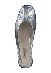 Zapato slingback metálico plateado con detalle de punta fruncida, apertura en forma de almendra y superficie de cuero suave. El interior presenta una etiqueta de marca.