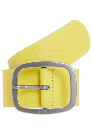 Ceinture en cuir jaune avec une boucle rectangulaire en argent gravée de "edc" et des coutures visibles sur la lanière.