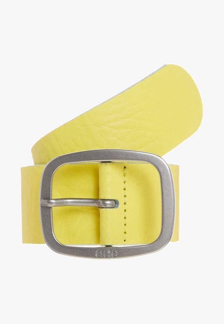 Ceinture en cuir jaune avec une boucle rectangulaire en argent gravée de "edc" et des coutures visibles sur la lanière.