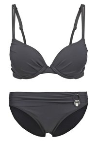 Čierny bikiny set, ktorý obsahuje trojuholníkový bikiny top s nastaviteľnými ramienkami a vysoko pásové dno so bočnými detailmi. Hladká textúra.