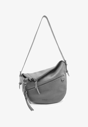 Borsa a tracolla in pelle grigia con una forma morbida. Presenta una patta a pieghe, una tasca con cerniera e dettagli hardware semplici. Texture liscia.