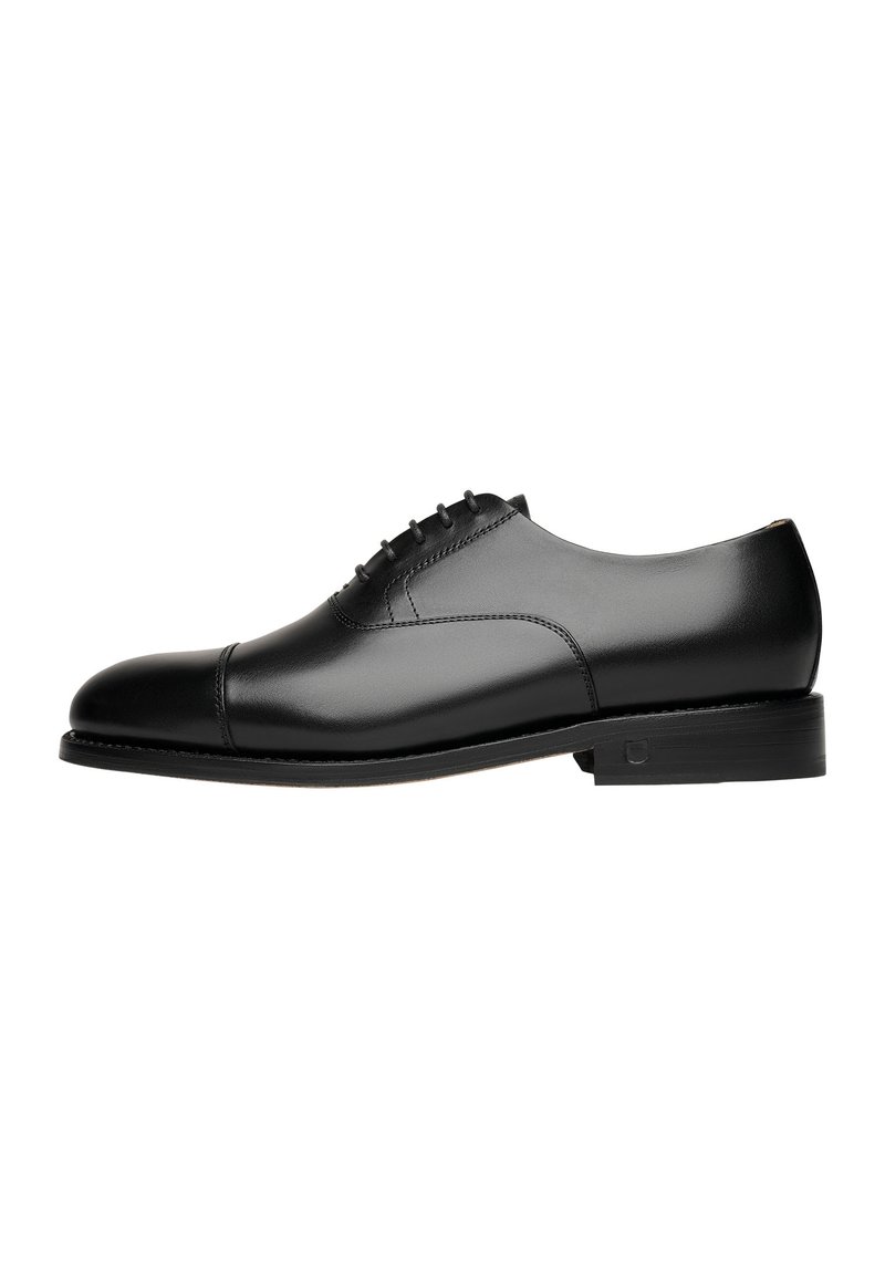 Schwarze Leder-Oxford-Schuh mit abgerundetem Zehenbereich, dezenten Nähdetails, Schnürverschluss und flachem schwarzen Absatz. Glatte Textur im gesamten Schuh.