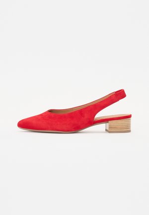 Rød ruskind slingback-sko med lav, stablet træblokhæl og rundet tå, vist fra siden på hvid baggrund.