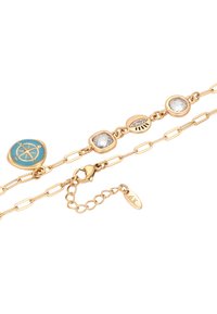 Bracciale in oro con smalto blu, cristalli trasparenti e accenti circolari. Chiusura regolabile con etichetta che mostra il logo del marchio.