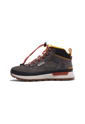 - Sneakersy wysokie