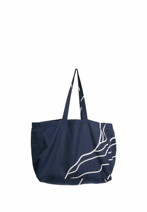 Geantă tote bleumarin cu mânere lungi, cu modele abstracte de linii albe pe o parte, confecționată din material textil moale.