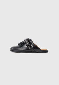 Pantofii negri din piele, tip slip-on, cu vârful rotund, având un accent din lanț împletit și ciucuri. Textură netedă și talpă plată.