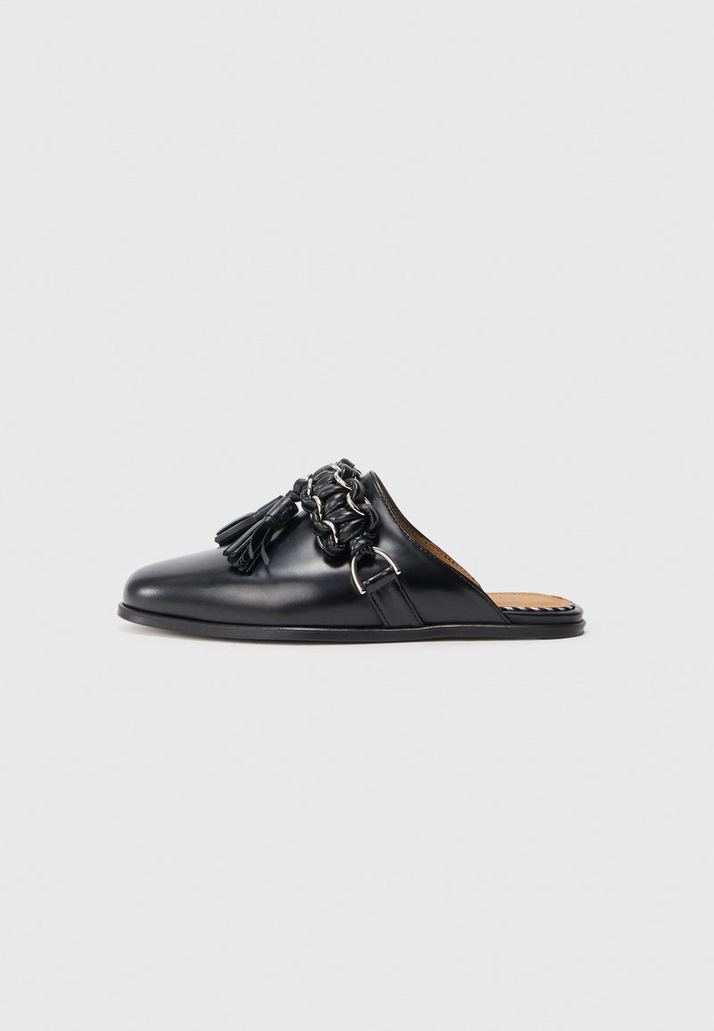 Pantofii negri din piele, tip slip-on, cu vârful rotund, având un accent din lanț împletit și ciucuri. Textură netedă și talpă plată.