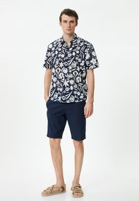 Koton SHORT SLEEVE FLORAL PATTERNED  - Skjorter - dark blue