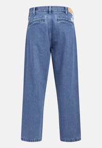 Les jeans en denim sont de couleur bleu clair, avec une coupe droite, une taille haute et des poches arrière ornées de coutures discrètes.