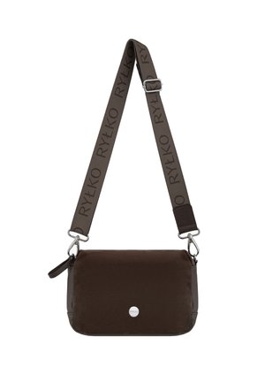 Bruine crossbodytas van duurzaam materiaal, met een vlakke rechthoekige vorm, zilveren hardware en een verstelbare schouderband met logo.