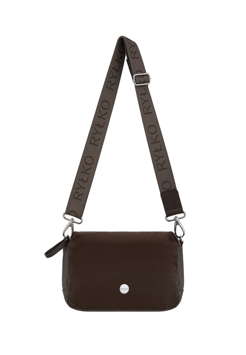 Bolso cruzado marrón hecho de un tejido duradero, con forma rectangular plana, herrajes plateados y una correa ajustable con logotipo.