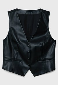Zwart faux leren gilet met een V-halslijn, zes knopen sluiting aan de voorkant en twee voorzakken. Gladde textuur en getailleerde pasvorm.