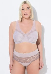 Jasnofioletowy stanik z koronkowymi detalami w wzory i dekoracyjnym zapięciem z przodu, w komplecie z pasującymi majtkami wysokiej talii z koronkowymi akcentami.