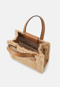 Tanskleurige nepbont handtas met leren accenten, gestructureerde vorm, dubbele handvatten en een hoofdcompartiment met een ritszak en een reliëflogo.