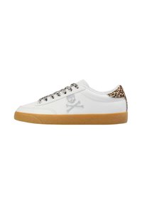 Zapatilla blanca con suela de goma, bordado de calavera y tibias plateadas, patrón de encaje intrincado y un acento de estampado de leopardo en el talón.