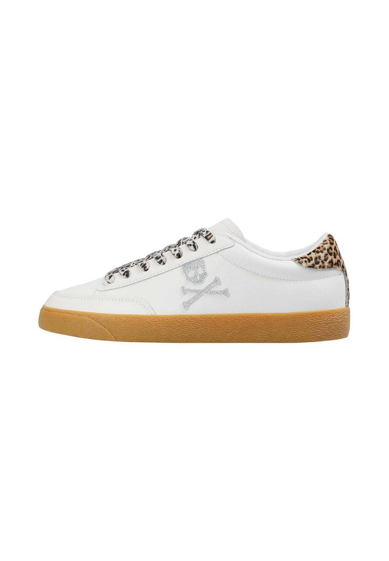 Zapatilla blanca con suela de goma, bordado de calavera y tibias plateadas, patrón de encaje intrincado y un acento de estampado de leopardo en el talón.