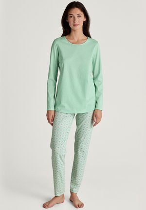 Groene longsleeve top gecombineerd met gestreepte mintgroene pyjamabroek met een geometrisch ontwerp en een zachte stoftextuur.