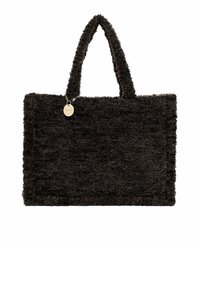 Schwarze, strukturierte Tote-Tasche mit kurzen Griffen, die eine flauschige Oberfläche aufweist und an einer Kette ein Metallschild trägt. Rechteckige Form.