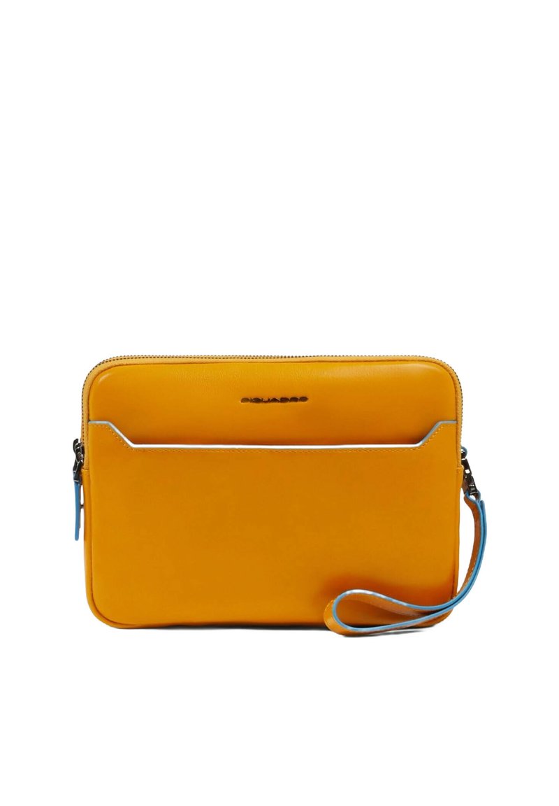 Gele leren clutch met ritssluiting, voorvak en blauwe detailaccenten. Gladde textuur, rechthoekige vorm en minimale branding.