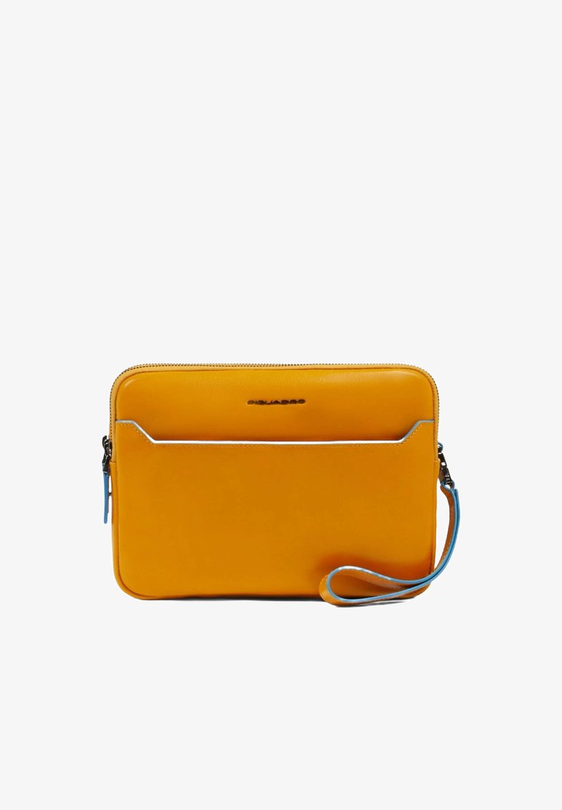 Gele leren clutch met ritssluiting, voorvak en blauwe detailaccenten. Gladde textuur, rechthoekige vorm en minimale branding.