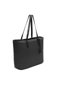 Musta olkalaukku pitkillä, litteillä kahvoilla, valmistettu sileästä materiaalista. Ominaisuuksiin kuuluvat tarrat ja tilava suorakulmainen muotoilu.