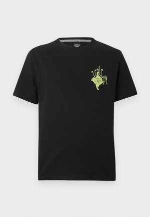 Czarny T-shirt z krótkim rękawem z neonowozielonym abstrakcyjnym wzorem i literami na lewej piersi, klasyczny krój, okrągły dekolt.