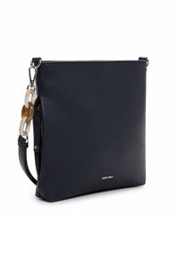 Granatowa skórzana torba na ramię z fakturowanym wykończeniem, srebrnymi metalowymi elementami oraz charakterystycznym przezroczysto-bursztynowym łańcuchem zdobiącym pasek.