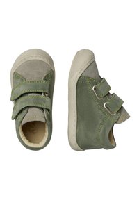 Chaussures pour tout-petits en daim vert avec deux sangles velcro, détails gris, semelles en caoutchouc texturé et coutures jaunes contrastantes.