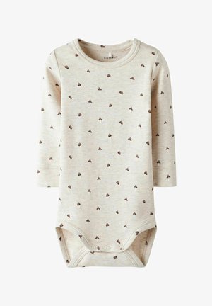 Długi rękaw bodziak dla niemowląt wykonany z beżowej bawełny, z małymi brązowymi wzorami florystycznymi i zatrzaskami na dole.