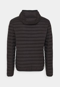 Svart puffjacka med horisontellt quiltat mönster. Har en ståkrage och långa ärmar, tillverkad av ett mjukt, lätt material.