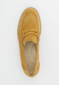 Gelbe Wildleder-Loafers mit einer gestickten Akzentuierung über dem Blatt, einer runden Zehenpartie und einer kontrastierenden leichten Sohle. Texturierte Oberfläche.